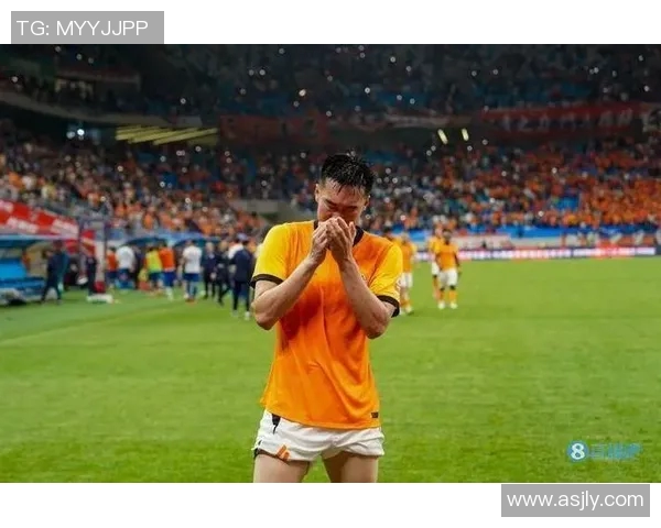 足球明星在比赛中泪洒赛场感动万千球迷引发热议