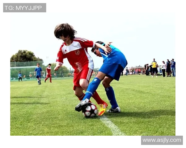 足球明星近期精彩视频合集展现他们的训练与生活点滴